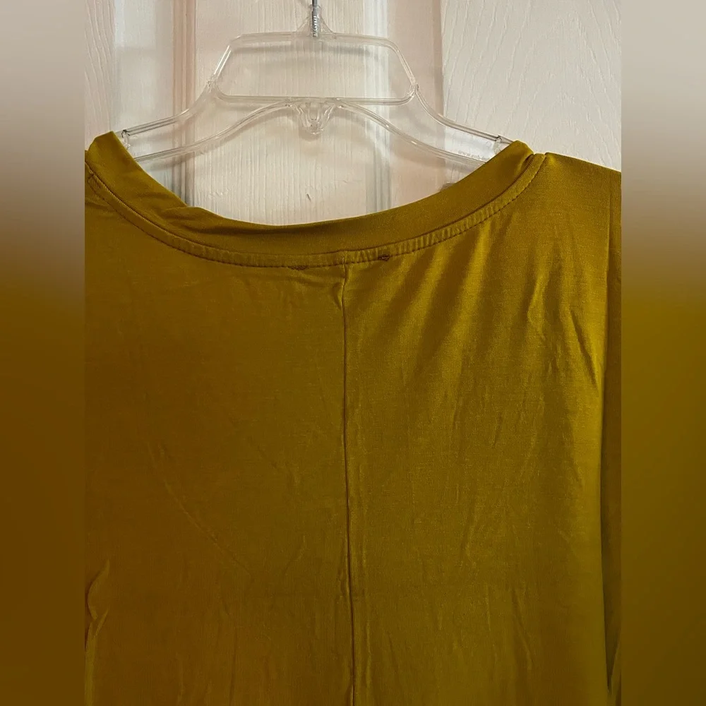 Zenana-Women’s NWOT Mustard V-Neck Short Sleeve Tee size S - Picture 4 of 6